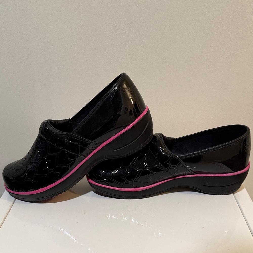 Smitten Women's HearthrobBlack and Pink Heart Nursing Mules Size 40 (9/9.5) NWOT - Picture 5 of 9